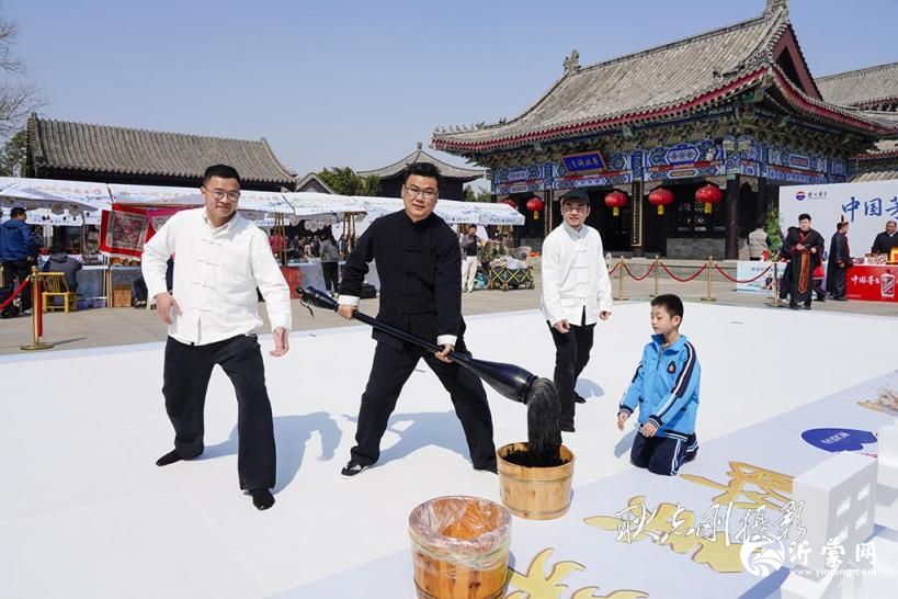 徐镜之在王羲之故居书写巨幅“琅琊”行草作品