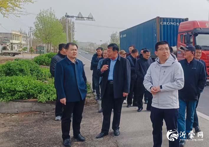 沂水县高桥镇党委书记王安现一行检查人居环境整治工作
