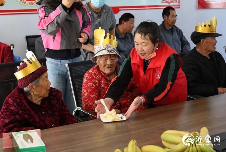 河东区孤困老人志愿服务团开展集体生日会活动