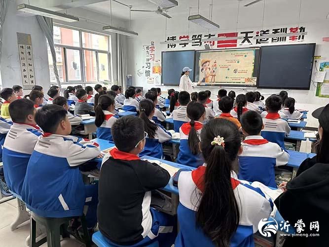 孙龙玉老师讲课p.jpg
