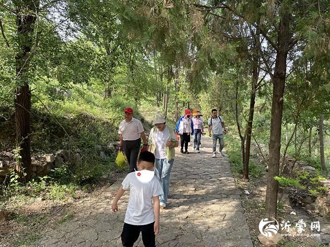 沂水县沂城街道团队举行“扛起青春旗帜，勇攀梦想高峰”登山活动