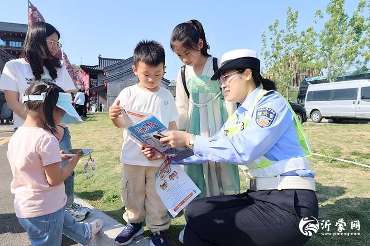 临沂河东交警假期宣传进琅琊 别样“警”色来护航