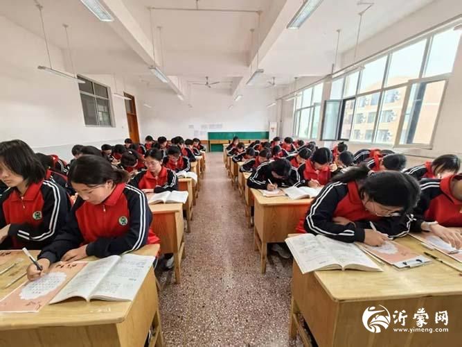 临沭二中初中部举办硬笔书法比赛
