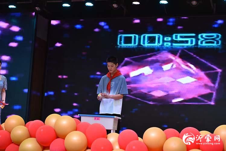 竞技表演《魔方表演》.jpg