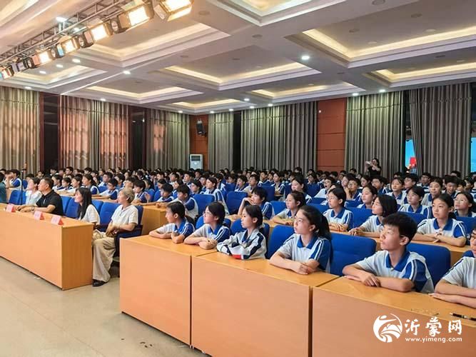 5学生听报告p.jpg