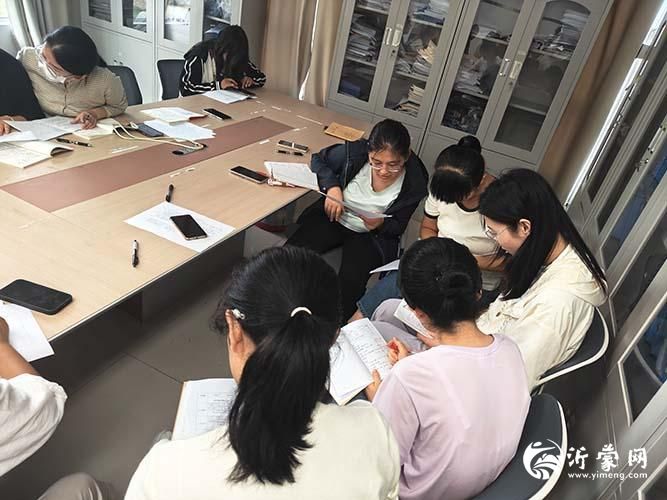 （图为四年级组教师讨论p）.jpg
