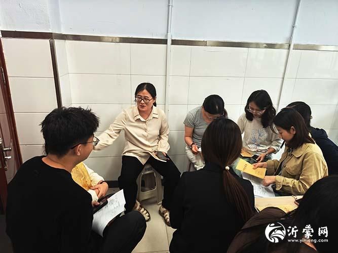（图为五年级组教师讨论p）.jpg