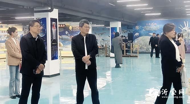 参观创客中心.pjpg.jpg
