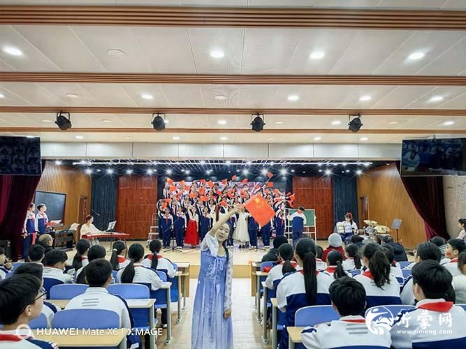 红歌嘹亮颂祖国 青春激昂谱华章