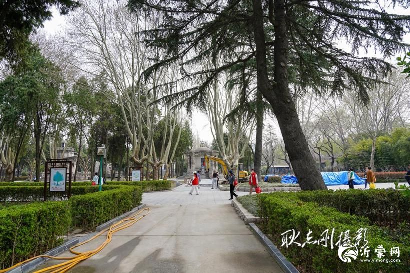 华东革命烈士陵园里的志愿者