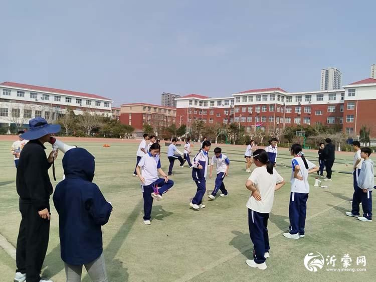踢毽子p.jpg