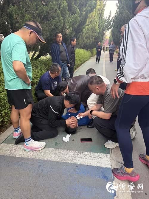 黄金4分钟！临沂护士公园躬身救人，晨跑男子心梗转危为安