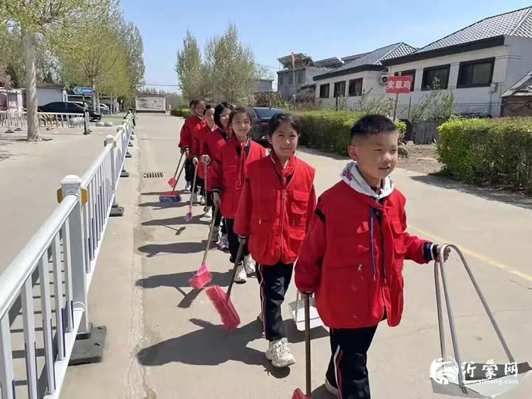 临沂市河东区八湖镇柴河小学开展“践行爱卫行动，共建洁净家园”主题活动