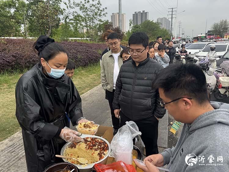 4000公里求医路被一盒抓饭“治愈”：新疆妈妈在罗庄，哭着说了句“山东人真伟大”