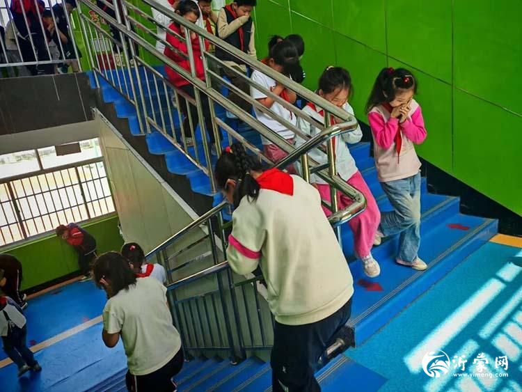 临沂市河东区八湖镇刘店子石拉渊小学开展消防安全应急疏散演练活动