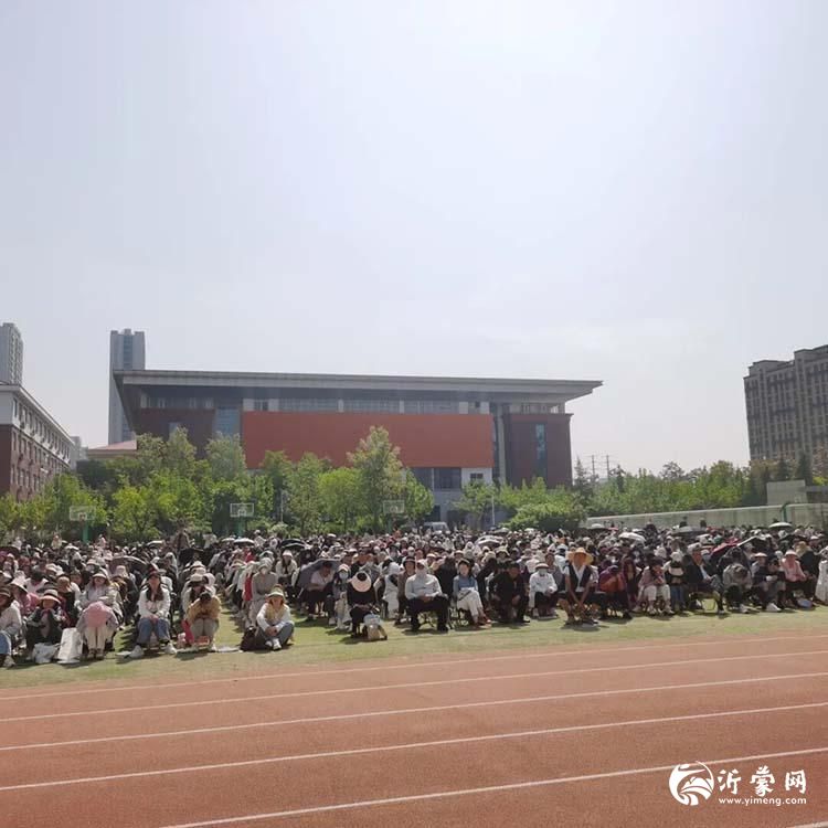 认真听讲的家长p.jpg
