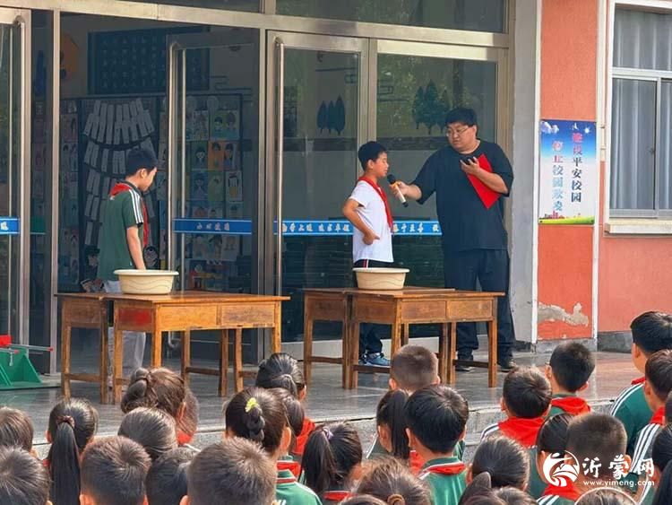 临沂市河东区八湖镇柴河小学组织开展防溺水情景模拟安全演练